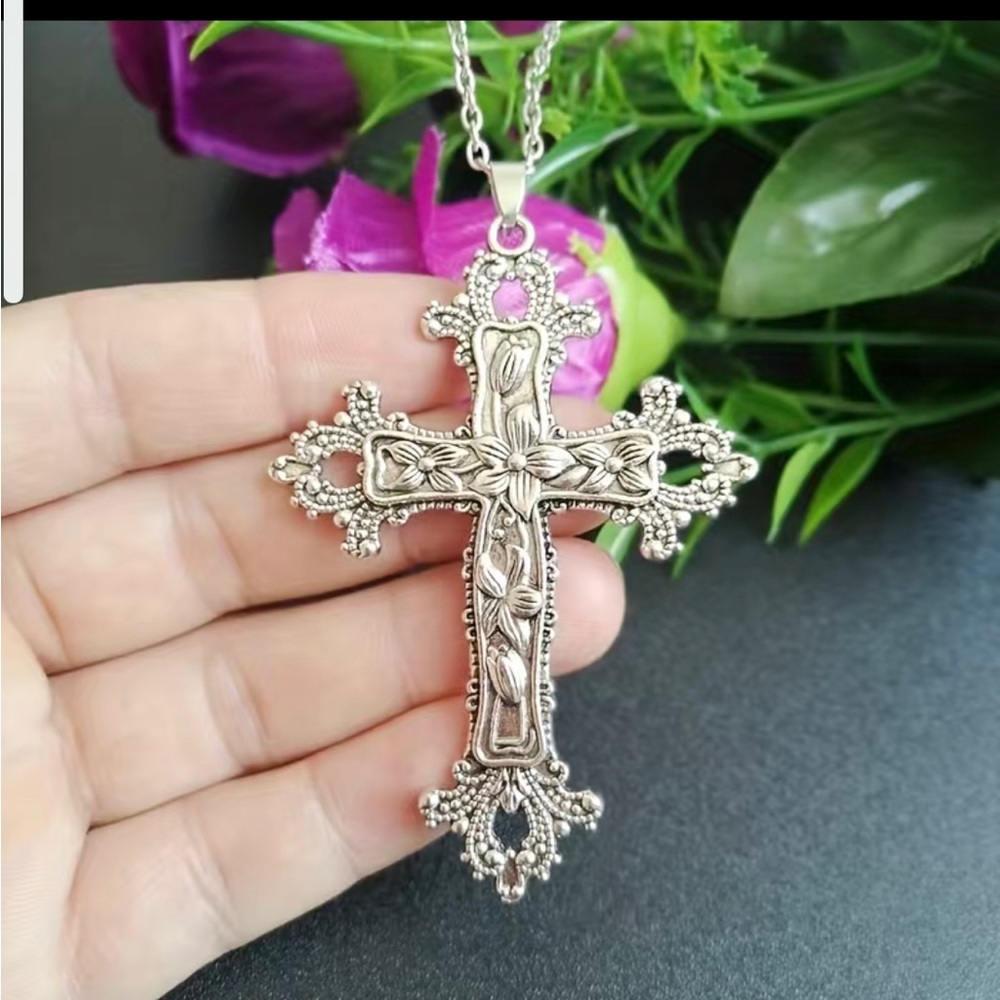 Pretty cross vintage style with flowers 20 inch necklace sliver